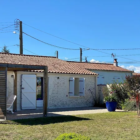 Casa de Férias Maison Renovee Avec Jardin, Proche Ocean Et Commodites - Fr-1-336-132 *